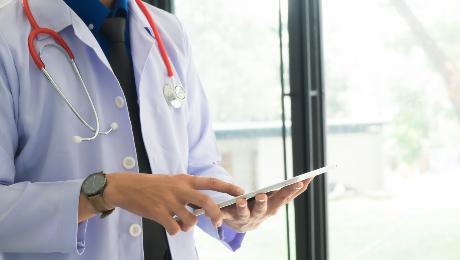 doctor using lineage connect on his ipad